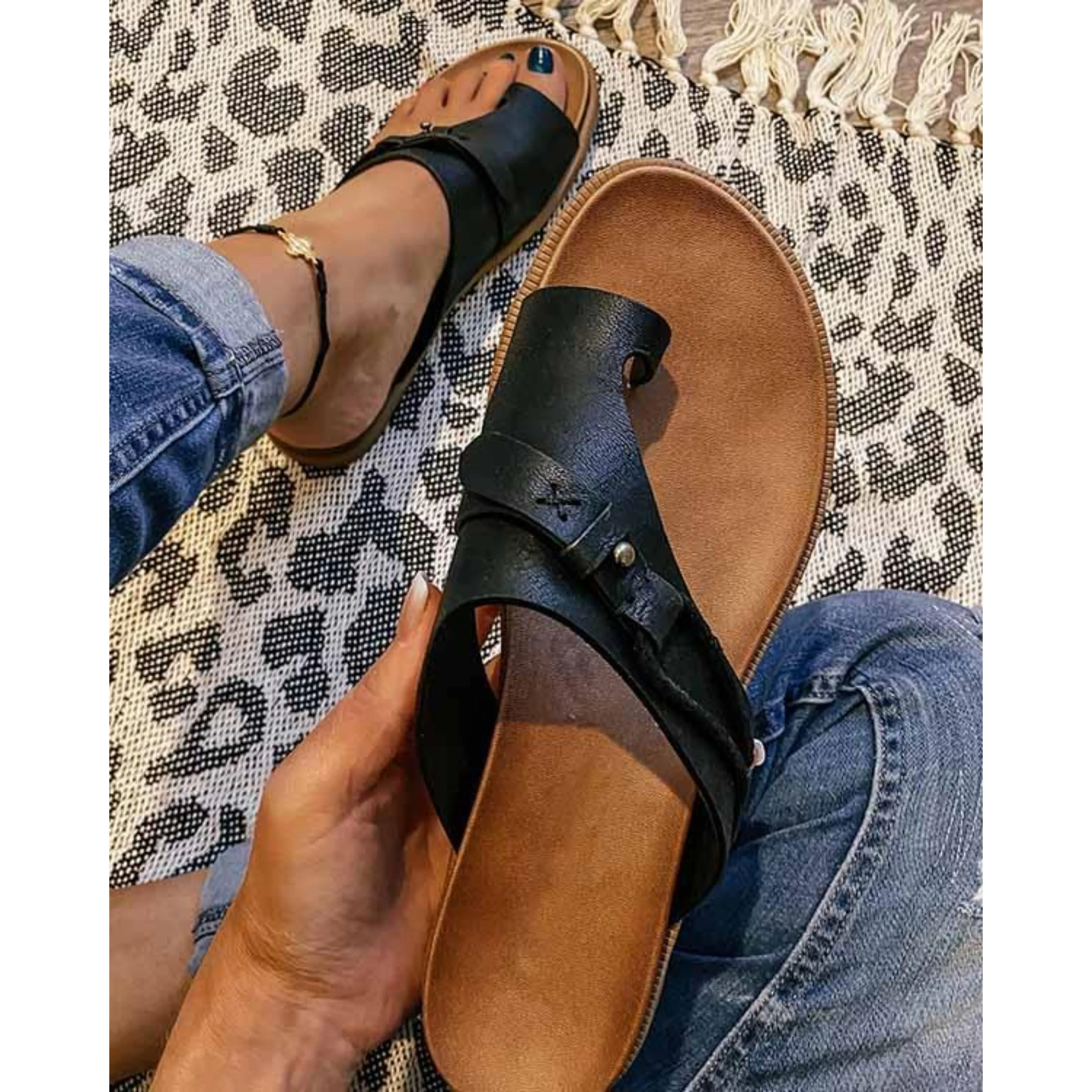 Hilda® | Women's sandals with between-toe loops