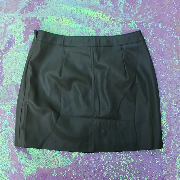 LULUS Women's Green Skirt NWT Beautiful Small