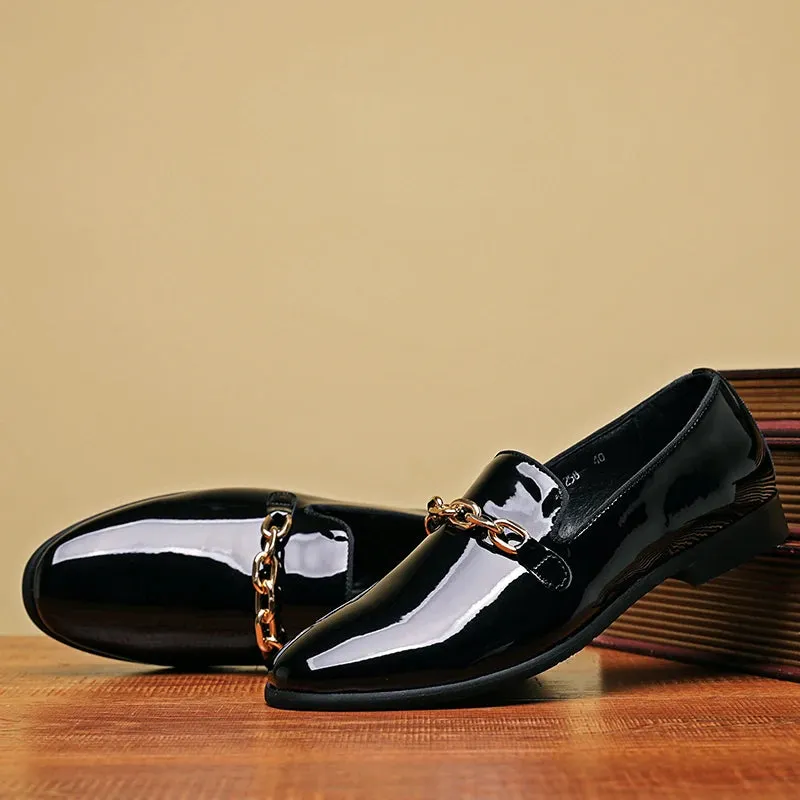 LuxeMann Lackleder-Slipper mit goldener Kette