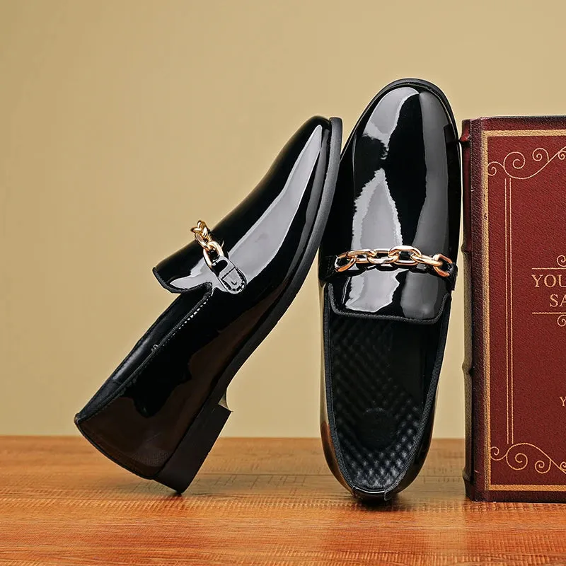 LuxeMann Lackleder-Slipper mit goldener Kette