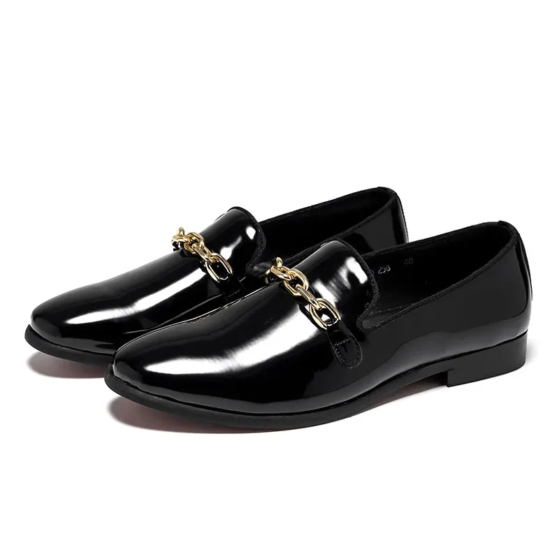 LuxeMann Lackleder-Slipper mit goldener Kette
