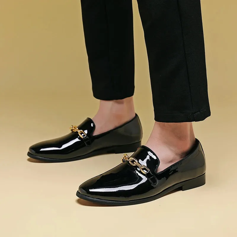 LuxeMann Lackleder-Slipper mit goldener Kette