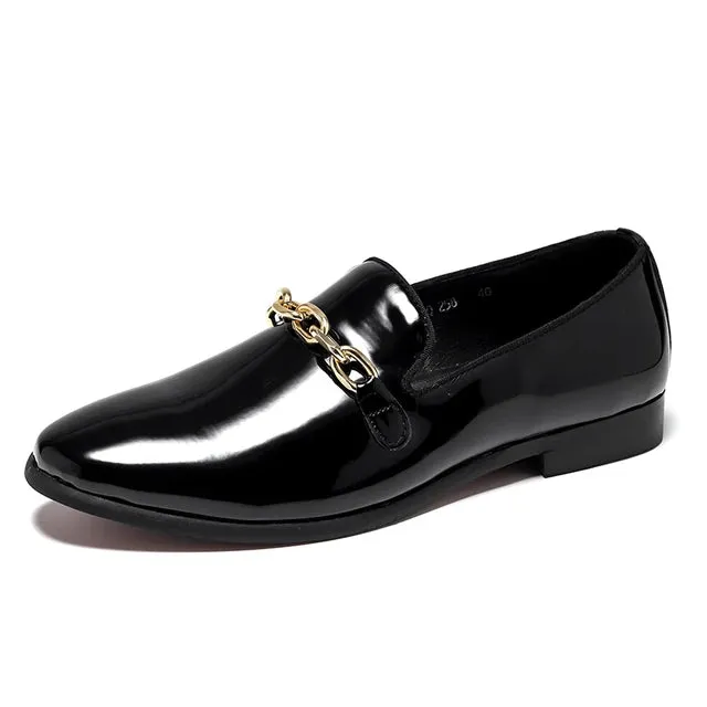 LuxeMann Lackleder-Slipper mit goldener Kette