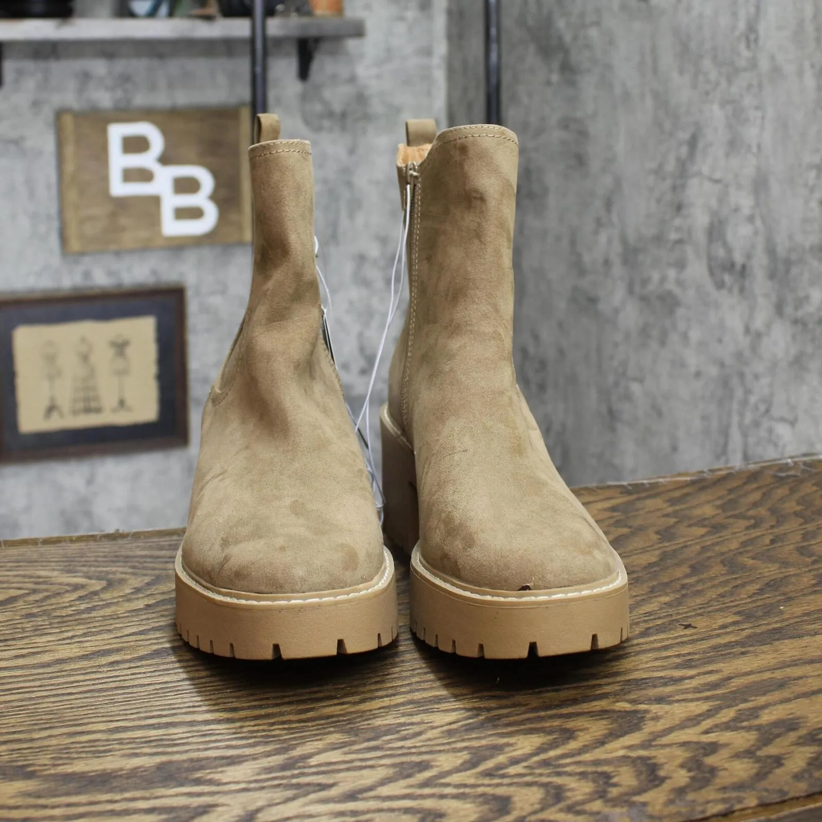Universal Thread Crispin Chelsea Boots with Memory Foam Insole Tan Brown 11M