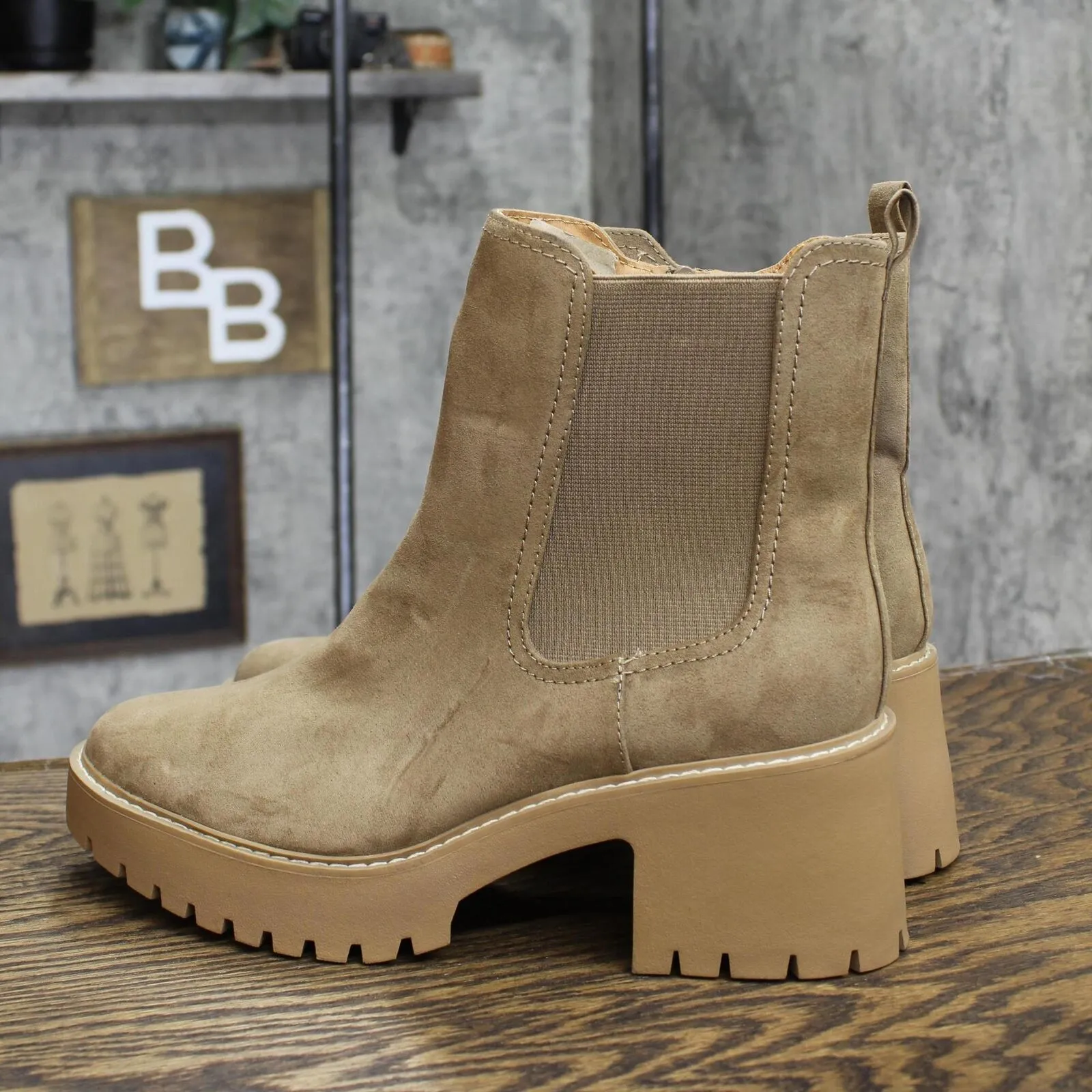 Universal Thread Crispin Chelsea Boots with Memory Foam Insole Tan Brown 11M