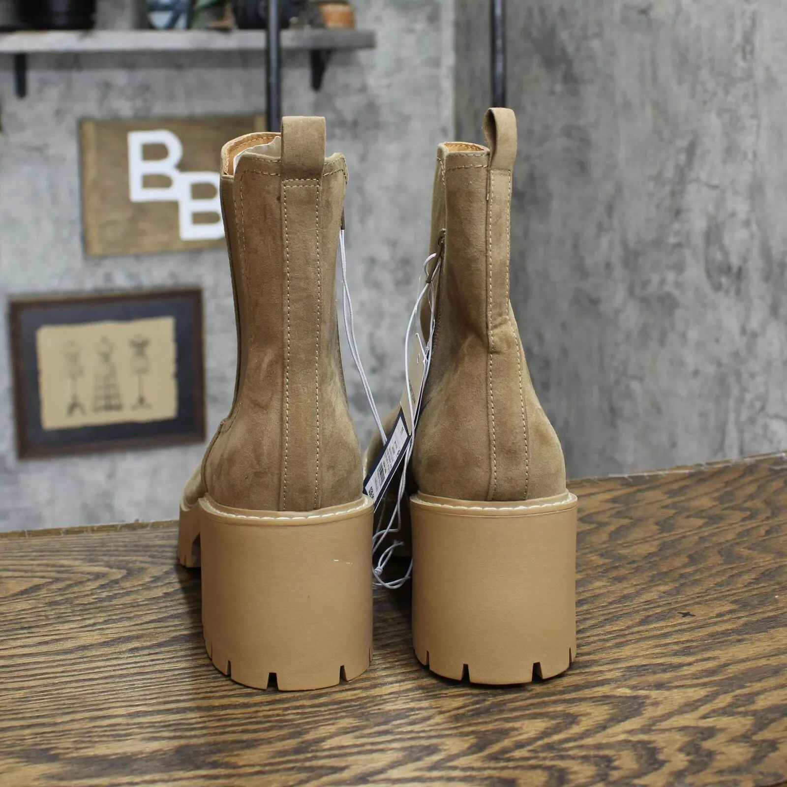 Universal Thread Crispin Chelsea Boots with Memory Foam Insole Tan Brown 11M